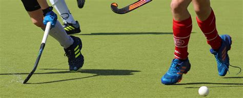 hockeyschoenen op het veld.